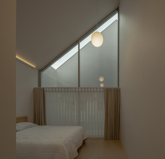 Bhoon+ House / Anonym - Interior Photography, Bedroom, Wood, Lighting, Bed, Glass