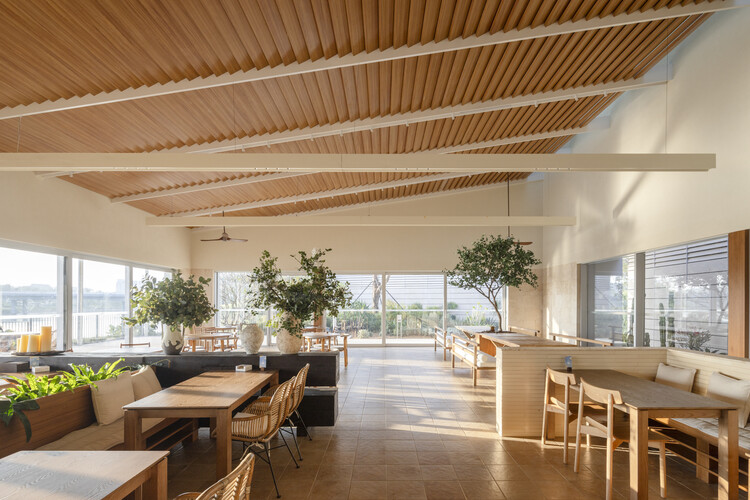 三亚华润海棠湾水岸 Center / 几里建筑 - 室内图, 餐厅, 木头, 桌子, 椅子