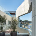 Wind Fence 2 / Hyunjoon Yoo + Partners - Exterior Photography, Retail , Stairs, Balcony