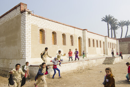 “Earth Is Not Nostalgia”: Hand Over on Design-Build and Local Materials - Image 7 of 11