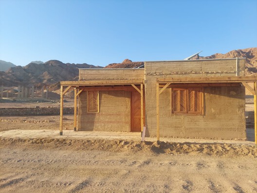 “Earth Is Not Nostalgia”: Hand Over on Design-Build and Local Materials - Image 8 of 11