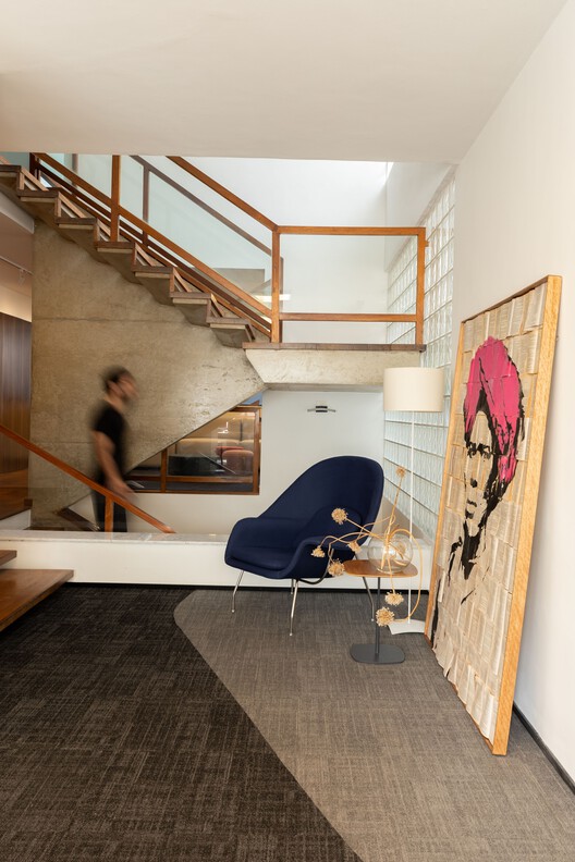 Escritório Gondim Albuquerque Negreiros ADV / StudioVA Arquitetos - Fotografia de Interiores, Escada, Madeira, Iluminação, Cadeira