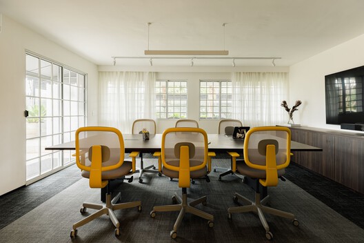 Escritório Gondim Albuquerque Negreiros ADV / StudioVA Arquitetos - Fotografia de Interiores, Mesa, Cadeira
