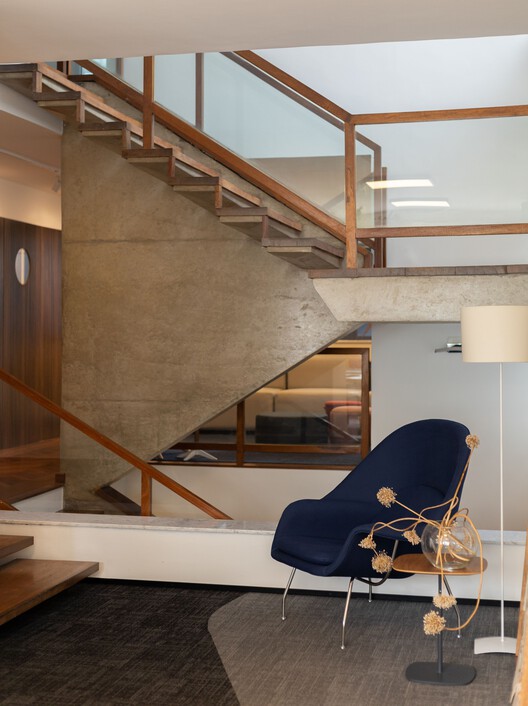 Escritório Gondim Albuquerque Negreiros ADV / StudioVA Arquitetos - Fotografia de Interiores, Escada, Madeira, Iluminação, Cadeira