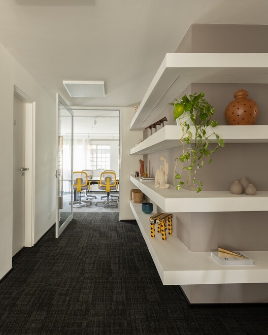 Escritório Gondim Albuquerque Negreiros ADV / StudioVA Arquitetos - Fotografia de Interiores, Madeira, Iluminação, Cadeira