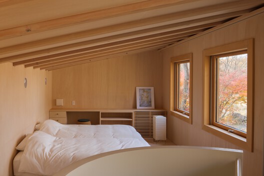 House in Karuizawa  / nao architects office + Studio Hashimura - Interior Photography, Bedroom, Wood, Lighting, Bed