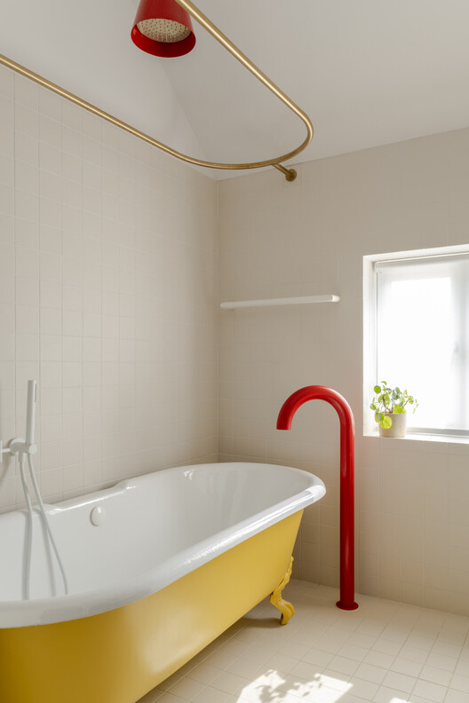 A Place in the Country / Studio Ben Allen - Interior Photography, Bathroom, Bathtub, Shower