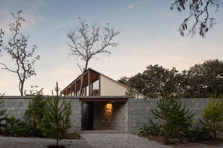 Cabaña en forma de herradura / ALMA por arquitectos - Imagen 1 de 24