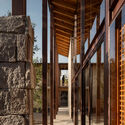 Cabaña en forma de herradura / ALMA por arquitectos - Imagen 3 de 24