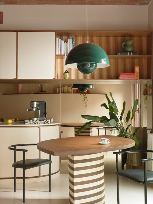 Vivienda Revoltó / bardo - Fotografía interior, Cocina, Madera, Mesas, Sillas