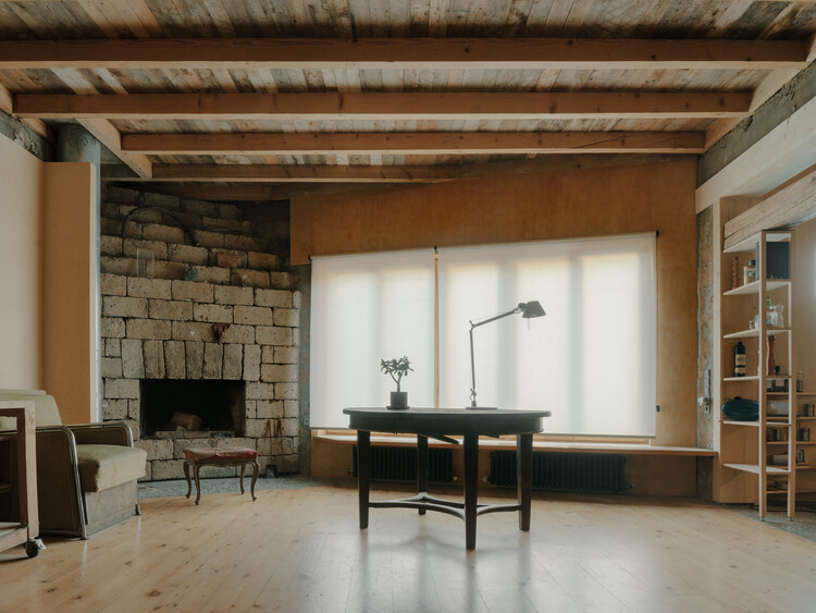 Casa sin terminar / David Brodsky + Alexander Brodsky - Fotografía interior, Remodelaciones, Fijación Vigas, Sillas, Iluminación, Mesas