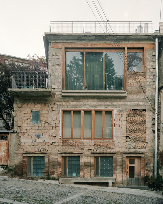 Casa inacabada / David Brodsky + Alexander Brodsky - fotografía exterior, madera, ladrillo