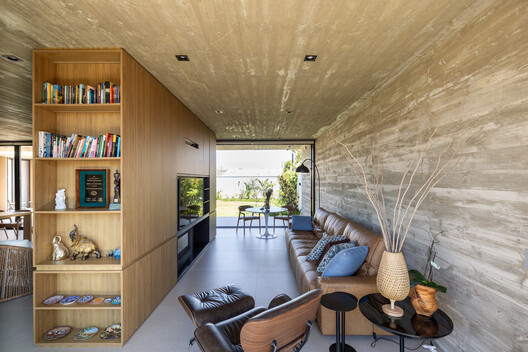 Casa IMBÉ / Oficina Conceito Arquitetura Casa IMBÉ / Oficina Conceito Arquitetura - Fotografía interior, Sala de estar, Madera, Sillones, Mesas, Sillas