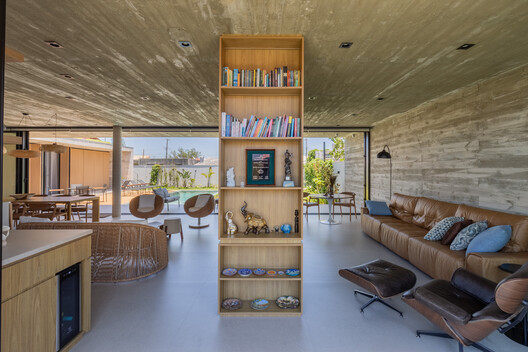 Casa IMBÉ / Oficina Conceito Arquitetura Casa IMBÉ / Oficina Conceito Arquitetura - Fotografía interior, Sala de estar, Madera, Sillas, Fijación Vigas
