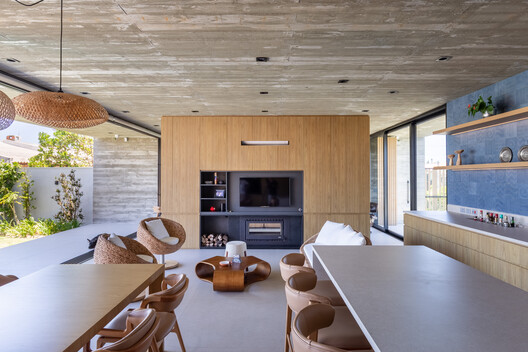 Casa IMBÉ / Oficina Conceito Arquitetura Casa IMBÉ / Oficina Conceito Arquitetura - Fotografía interior, Madera, Mesas, Sillas