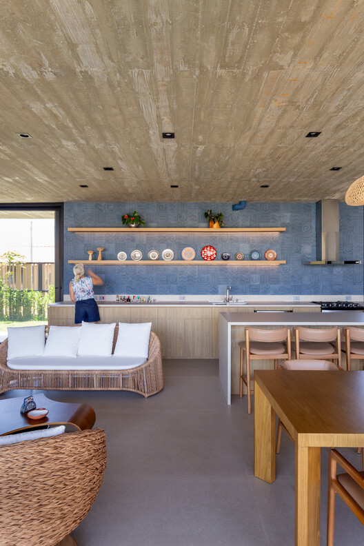 Casa IMBÉ / Oficina Conceito Arquitetura Casa IMBÉ / Oficina Conceito Arquitetura - Fotografía interior, Cocina, Madera, Mesas, Sillas