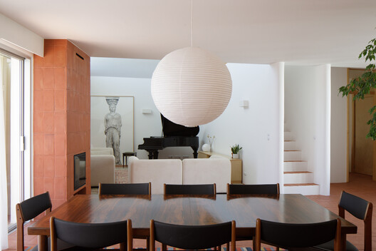 Casa da Azoia / SAMF Arquitectos Casa da Azoia / SAMF Arquitectos - Interior Photography, Dining room, Wood, Table, Chair, Lighting