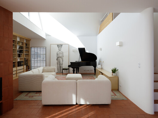 Casa da Azoia / SAMF Arquitectos Casa da Azoia / SAMF Arquitectos - Interior Photography, Living Room, Sofa, Wood, Lighting, Chair, Table