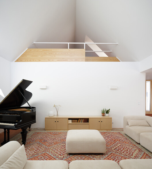 Casa da Azoia / SAMF Arquitectos Casa da Azoia / SAMF Arquitectos - Interior Photography, Living Room, Wood, Lighting, Chair