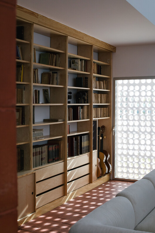 Casa da Azoia / SAMF Arquitectos Casa da Azoia / SAMF Arquitectos - Interior Photography, Closet, Shelving, Wood, Lighting