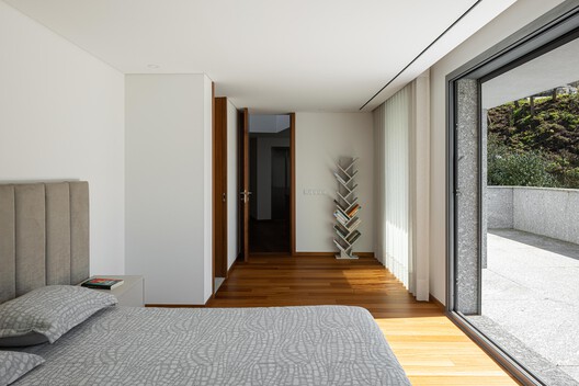 Two Houses in Guimarães / felixARQS - Daniel félix Architects Two Houses in Guimarães / felixARQS - Daniel félix Architects - Interior Photography, Bedroom, Wood, Bed