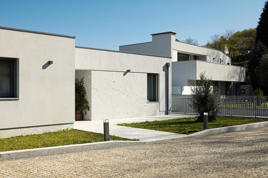 Two Houses in Guimarães / felixARQS - Daniel félix Architects Two Houses in Guimarães / felixARQS - Daniel félix Architects - Exterior Photography, Facade, Concrete, Door, Courtyard