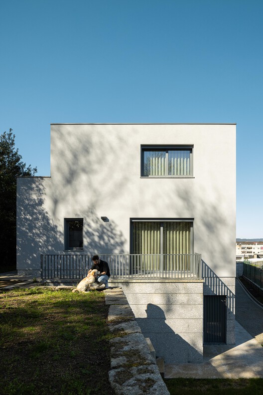 Two Houses in Guimarães / felixARQS - Daniel félix Architects Two Houses in Guimarães / felixARQS - Daniel félix Architects - Exterior Photography, Concrete, Balcony