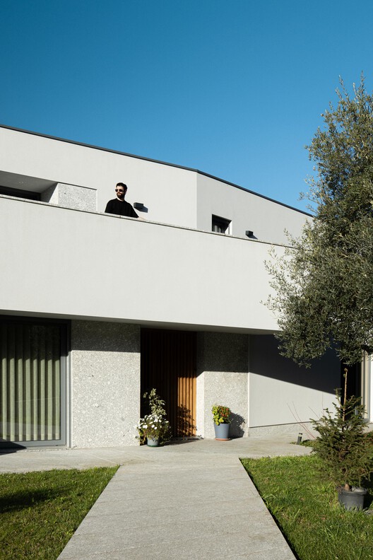 Two Houses in Guimarães / felixARQS - Daniel félix Architects Two Houses in Guimarães / felixARQS - Daniel félix Architects - Exterior Photography, Concrete, Garden, Courtyard