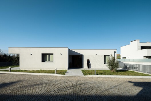 Two Houses in Guimarães / felixARQS - Daniel félix Architects Two Houses in Guimarães / felixARQS - Daniel félix Architects - Exterior Photography, Facade, Concrete, Courtyard