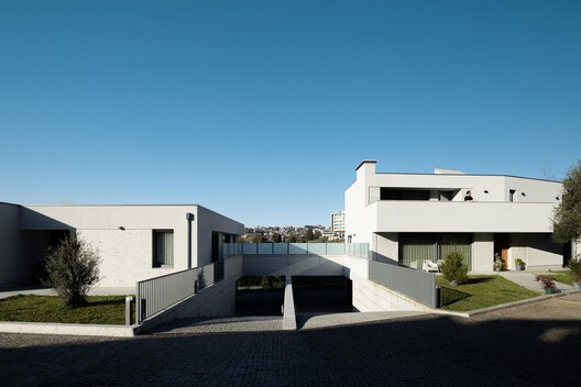 Two Houses in Guimarães / felixARQS - Daniel félix Architects Two Houses in Guimarães / felixARQS - Daniel félix Architects - Exterior Photography, Concrete, Courtyard