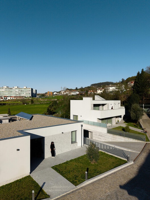 Two Houses in Guimarães / felixARQS - Daniel félix Architects Two Houses in Guimarães / felixARQS - Daniel félix Architects - Exterior Photography, Concrete
