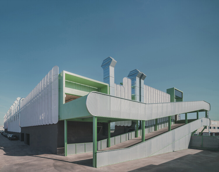 Leganés Auto Center / OOIIO Arquitectura - Fotografía exterior, Showroom, Cierros