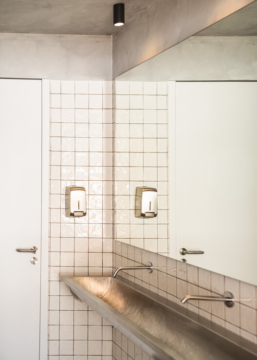 É Um Restaurante / SIA arquitectura + gonçalves perić - Fotografía interior, Baño, Iluminación, Tarjas