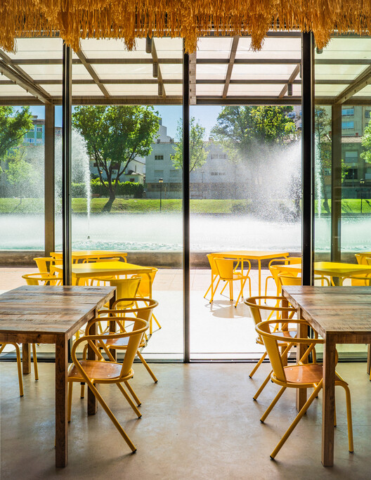 É Um Restaurante / SIA arquitectura + gonçalves perić - Fotografía interior, Comedor, Madera, Sillas, Mesas