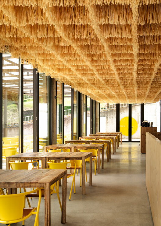 É Um Restaurante / SIA arquitectura + gonçalves perić - Fotografía interior, Comedor, Madera, Fijación Vigas