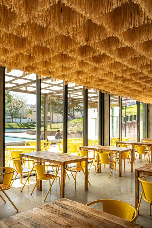 É Um Restaurante / SIA arquitectura + gonçalves perić - Fotografía interior, Comedor, Madera, Sillas