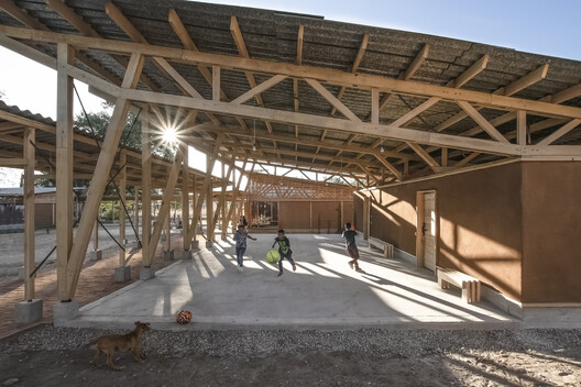 Centro de Cultura e Ecologia Quiané – Fase 2 / Universidade de Ciências Aplicadas de Munique + Frente por la Defensa de la Tierra + Comunidade de Santa Catarina Quiané + CAMPO + Atarraya Taller de Arquitectura - Fotografia de Exterior, Madeira, Viga