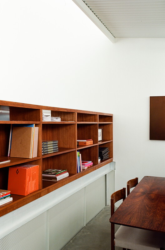 Mitre Gallery / Estúdio Alberto Rheingantz Mitre Gallery / Estúdio Alberto Rheingantz - Interior Photography, Closet, Wood, Shelving, Table