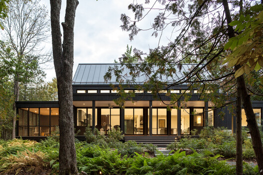 House at Town's Edge / ElliottArchitects - Image 1 of 20