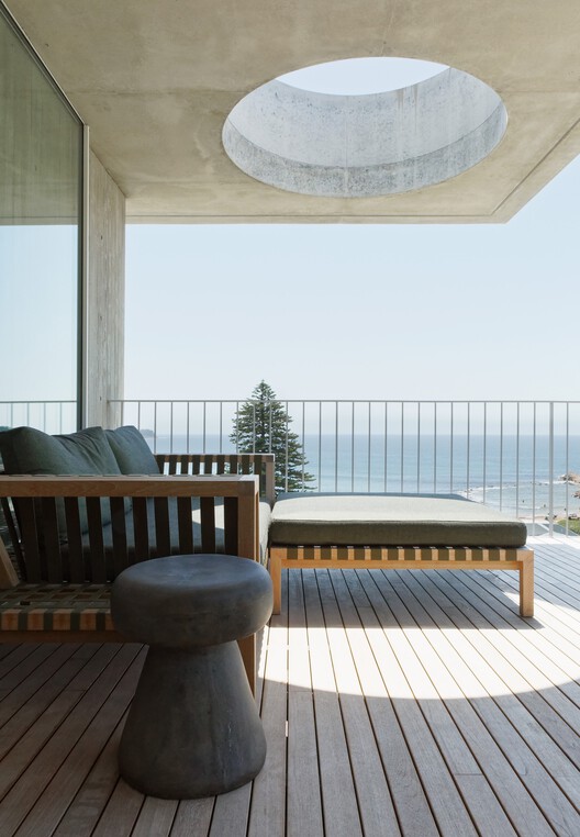 Rockpool House / Architecture Saville Isaacs - Interior Photography, Bedroom, Chair, Balcony
