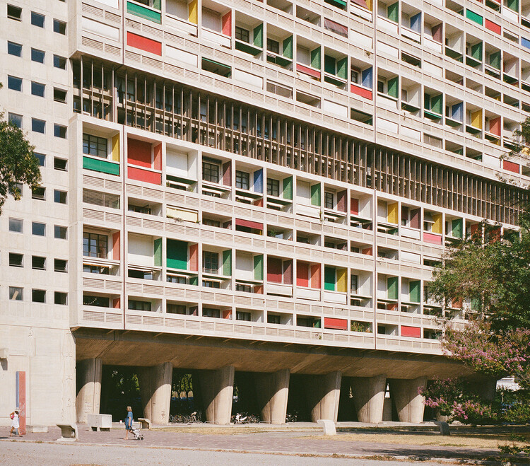 Tropical Modernism Beyond Aesthetics: The Politics of Shade and Air  - Image 8 of 12