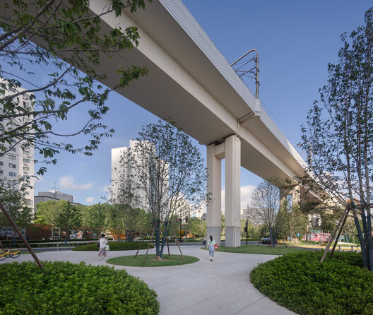 the Happy Spot under the Light Rail / VIASCAPE design - Exterior Photography, Beam