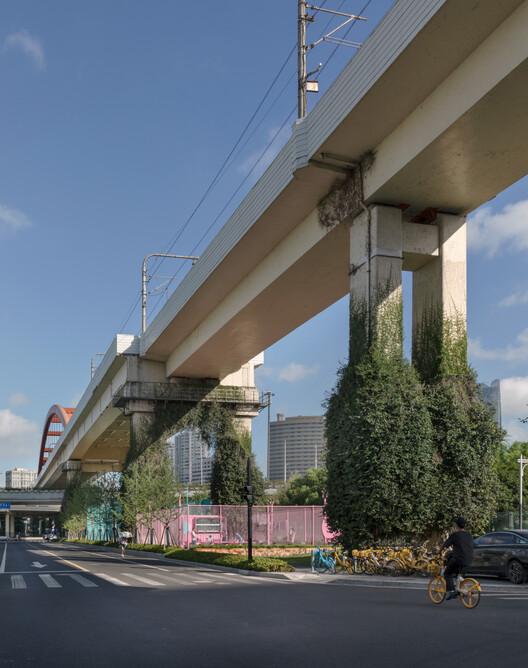 the Happy Spot under the Light Rail / VIASCAPE design - Exterior Photography, Beam