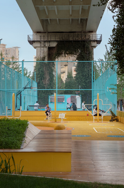 the Happy Spot under the Light Rail / VIASCAPE design - Image 15 of 25