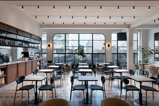 Livraria Feltrinelli Montevideo / Toro Arquitectos Livraria Feltrinelli Montevideo / Toro Arquitectos - Fotografia de Interiores, Sala de Jantar, Mesa, Cadeira, Vidro