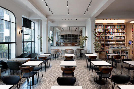 Livraria Feltrinelli Montevideo / Toro Arquitectos Livraria Feltrinelli Montevideo / Toro Arquitectos - Fotografia de Interiores, Sala de Jantar, Mesa, Cadeira, Prateleira