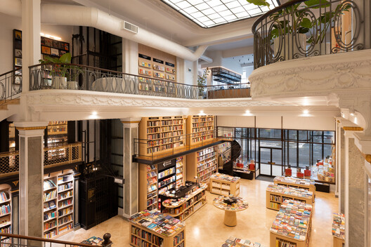 Livraria Feltrinelli Montevideo / Toro Arquitectos Livraria Feltrinelli Montevideo / Toro Arquitectos - Imagem 8 de 21