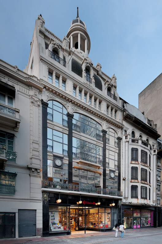Livraria Feltrinelli Montevideo / Toro Arquitectos Livraria Feltrinelli Montevideo / Toro Arquitectos - Imagem 6 de 21