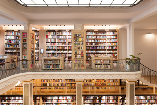 Livraria Feltrinelli Montevideo / Toro Arquitectos Livraria Feltrinelli Montevideo / Toro Arquitectos - Fotografia de Interiores, Prateleira, Arcada