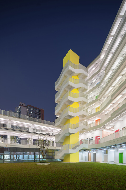 Shenzhen Longhua Foreign Languages School (Fucheng Campus) / Z&Z STUDIO Shenzhen Longhua Foreign Languages School (Fucheng Campus) / Z&Z STUDIO - Exterior Photography, Balcony